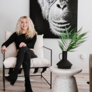 Amanda Van Der Lee image