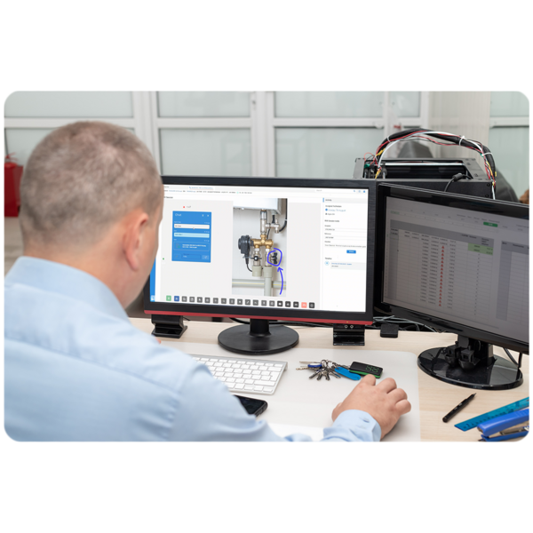 Expert in a remote visual assistance session with Simpro/RVX